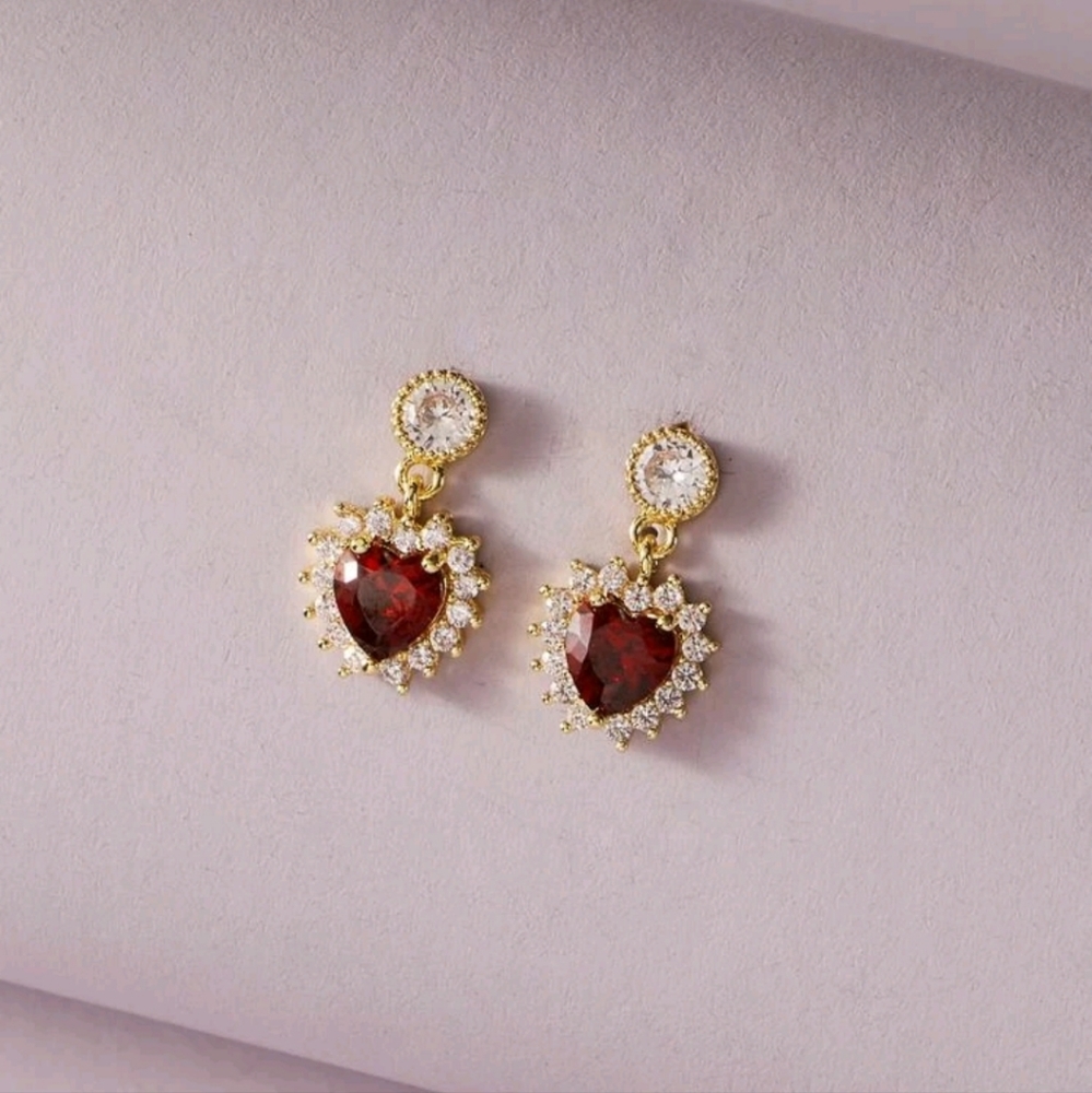 RED GEMSTONE HEART DECOR DROP EARRINGS. NWT.